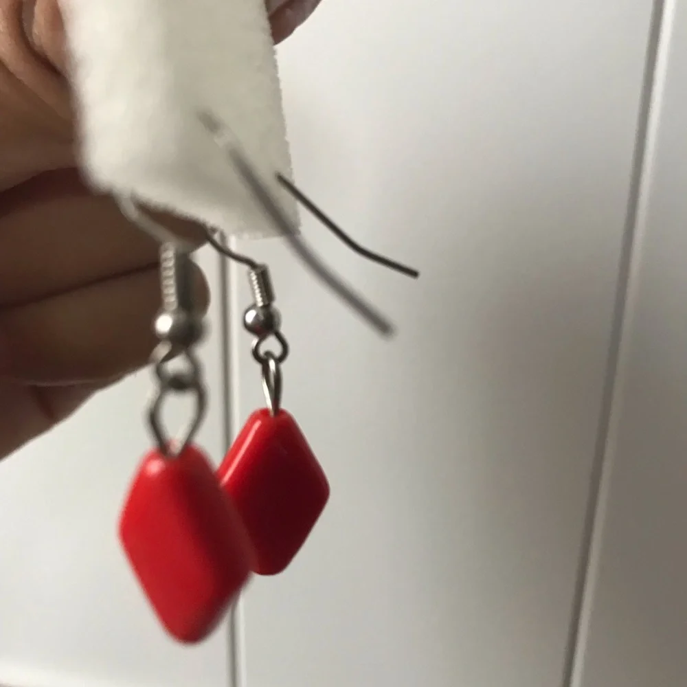 Diamond-shaped red orange small dangling earrings - Picture 3 of 3